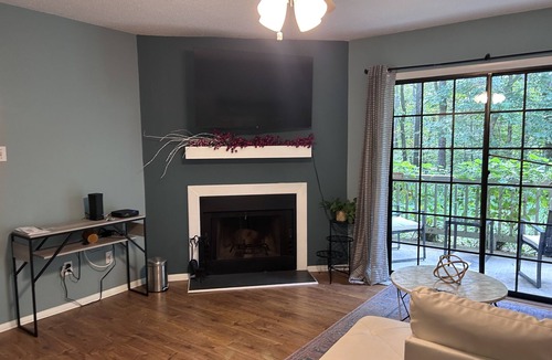 Woodcroft Apartment | A cozy well furnished centrally located condo