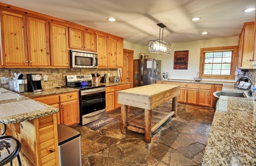 Fleetwood Cabin | A Home Sweet Home-Open for Bookings! Hot Tub, Game Room, Wi-Fi