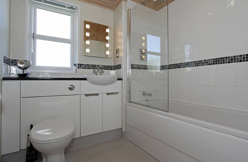 St Merryn Cabin | A light and spacious lodge with one double with walk in wardrobe and en-suite shower and one twin.