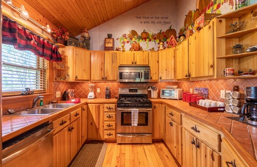 Boone Cabin | A Moon River View - Hot Tub - Playground - Pool Table - Walk to New