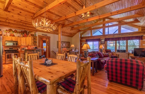 Boone Cabin | A Moon River View - Hot Tub - Playground - Pool Table - Walk to New