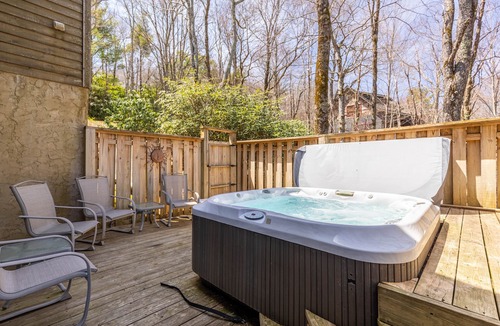 Blowing Rock Cabin | A Mountain Hideaway - 10 mins to Main St Blowing Rock, hot tub, pool table