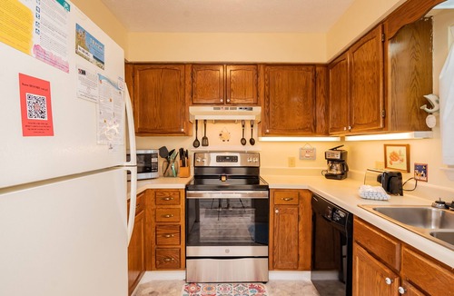 Caswell Beach Condo | A Pelican's Paradise: Condo with Community Pool and Ocean Views