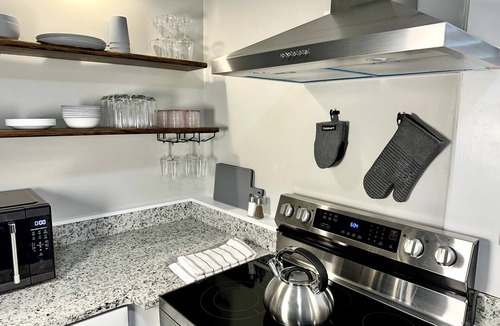 Newton House | A Piece of Paris (East unit) - 5 min walk to Historic Downtown Newton - Sleeps 6