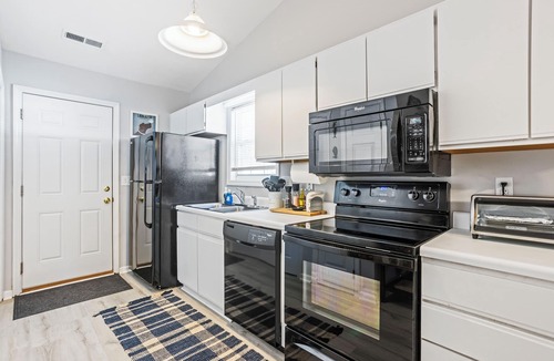 Myrtle Grove House | A Real Southern Charm- Dog Friendly- less than 3 miles to Carolina Beach