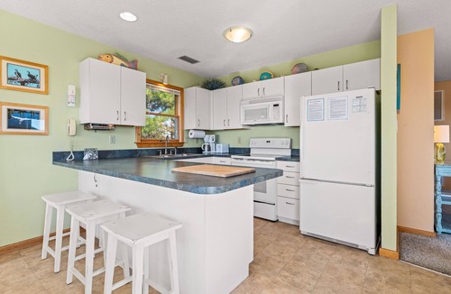 Tuckahoe House | A Sign of the Seahorse: Community Pool, Pickleball Courts, 1 Dog-friendly, Hot Tub