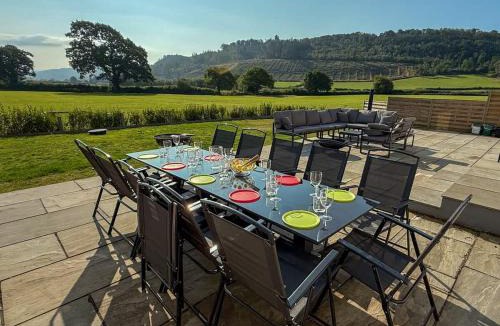 Llanarthney House | A Spacious Countryside Retreat for up to 16 Guests