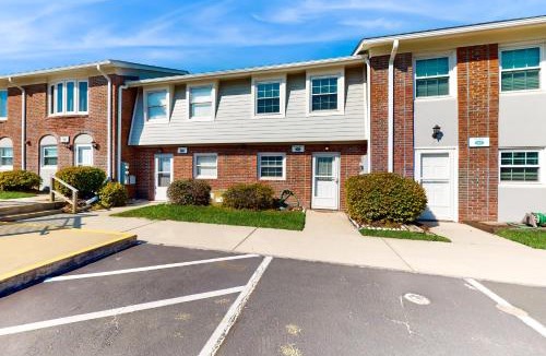 Pine Knoll Shores Apartment | A Step from the Beach