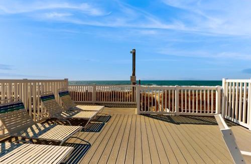 Pine Knoll Shores Apartment | A Step from the Beach