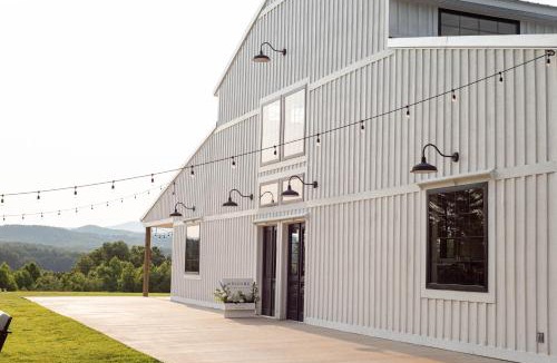 Mount Airy Apartment | A Suite with a View + Wine