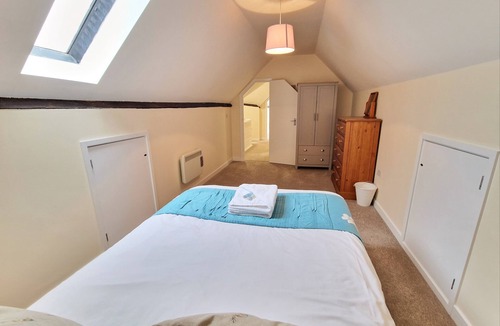 Ivinghoe Cottage | A three bedroom, two bathroom that sleeps 6 guests in 3 bedrooms