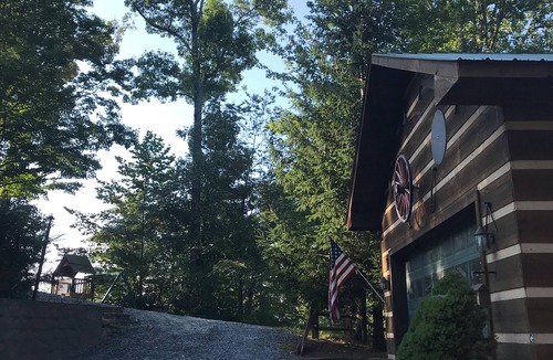 Boone Cabin | A three beds apartment, outside of Boone overlooking the New River.
