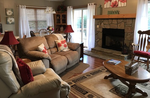 Maggie Valley House | ABOVE AVERAGE GETAWAY WITH A GREAT MTN VIEW