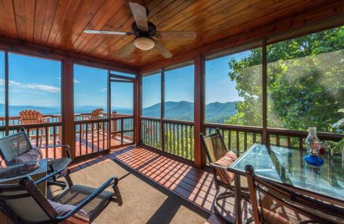 Old Fort House | Above the Clouds Log Cabin, Hot Tub & Views!
