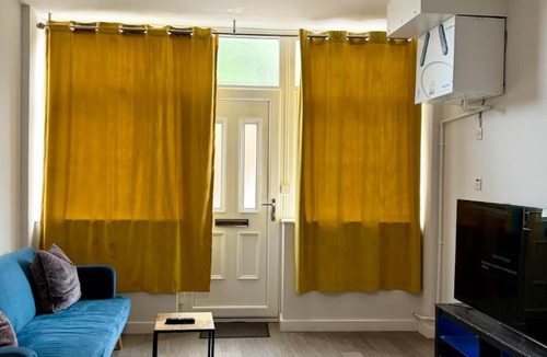 Kettering Apartment | Accessible Town Centre 1 bed Flat Kettering Wi-FI