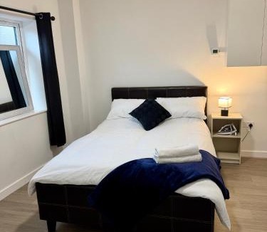 Kettering Apartment | Accessible Town Centre 1 bed Flat Kettering Wi-FI