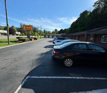 Black Mountain Hotel | Acorn Motel