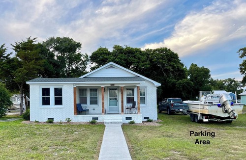 Harkers Island Cottage | Across from marina and fully renovated!