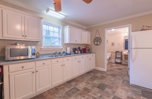 Mars Hill Cottage | ADA-Friendly Estate Cottage 2 King Beds Quiet Retreat