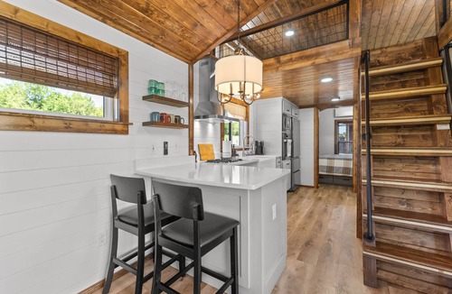 Shelbyville Cottage | Adorable 1 bedroom tiny home w/loft situated on 156 acres in Shelbyville, TN