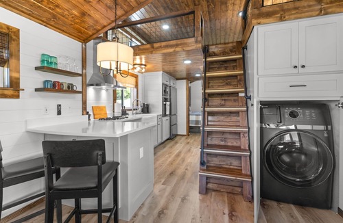 Shelbyville Cottage | Adorable 1 bedroom tiny home w/loft situated on 156 acres in Shelbyville, TN