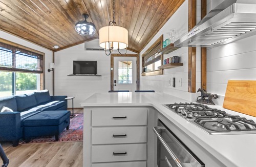 Shelbyville Cottage | Adorable 1 bedroom tiny home w/loft situated on 156 acres in Shelbyville, TN