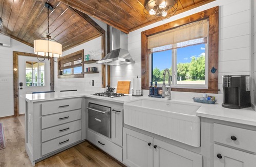 Shelbyville Cottage | Adorable 1 bedroom tiny home w/loft situated on 156 acres in Shelbyville, TN