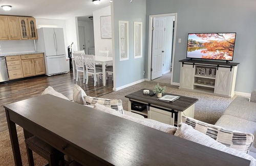 Southmont House | Adorable 3 bed+ 2 bath home @ High Rock Lake