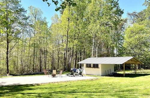 Stokes House | Adorable home w/huge back yard- minutes from Belews Lake. Amazing Hidden Gem