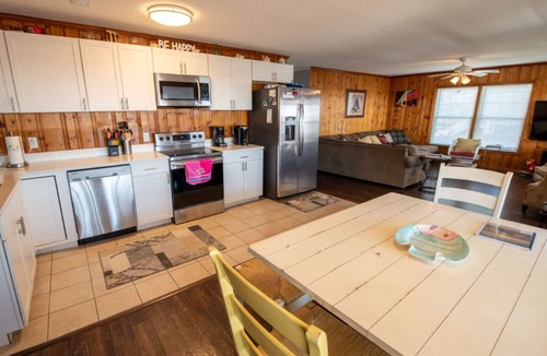 North Carolina Coast Cottage | Adorable Oceanfront Cottage. Plan your trip to Paradise Island today!