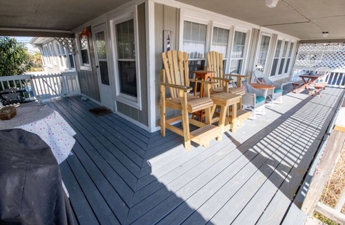 North Carolina Coast Cottage | Adorable Oceanfront Cottage. Plan your trip to Paradise Island today!