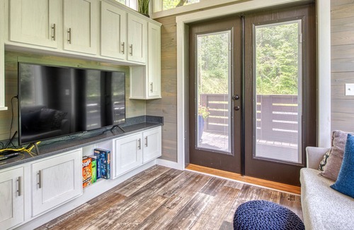 Qualla House | Adorable tiny bungalow with furnished, covered porch, large Smart TV, & W/D