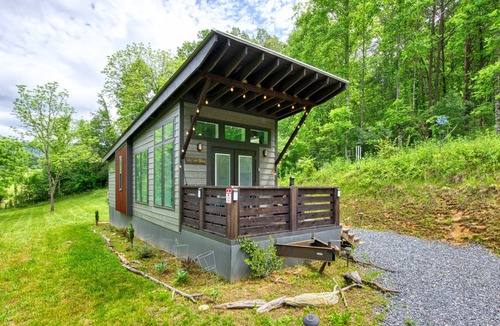 Qualla House | Adorable tiny bungalow with furnished, covered porch, large Smart TV, & W/D