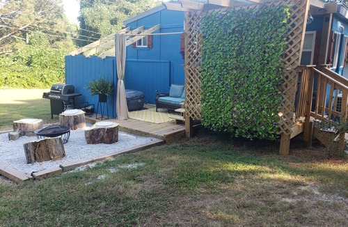 Stokes House | Adorable Tiny House that's pet friendly! HOT TUB. Walk to popular wedding venue.