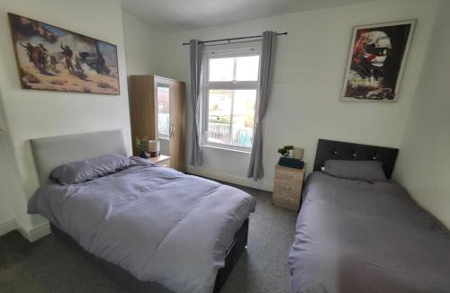 Middlesbrough House | Aire St Home Large Group Stay Fast A66 A19 Access