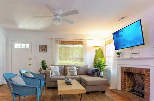 Airlie House | Airlie Cottage: Located across from Airlie Gardens