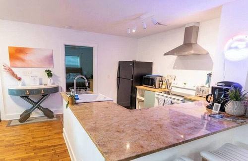 Airlie House | Airlie Cottage: Located across from Airlie Gardens