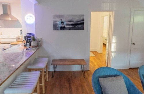Airlie House | Airlie Cottage: Located across from Airlie Gardens