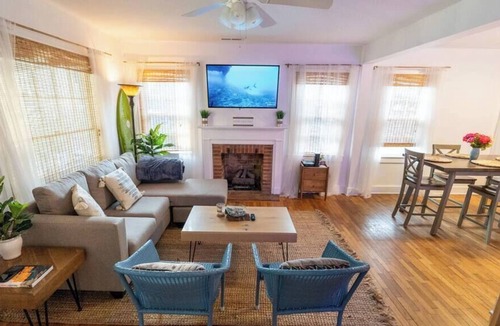 Airlie House | Airlie Cottage: Located across from Airlie Gardens