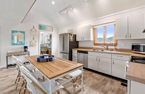 Southern Shores House | Aloha on the Atlantic: Hot Tub, 3min Walk to Beach