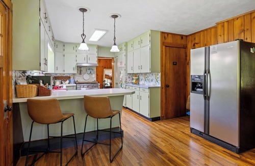 Brevard Cottage | Alpaca Your Bags! Unique Mountain Basecamp in Brevard- Pet Friendly- WNC Cottage