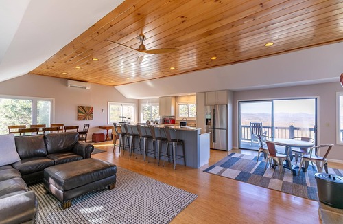 Blowing Rock House | Alpenglow - App Ski Mountain! Views! Yard!