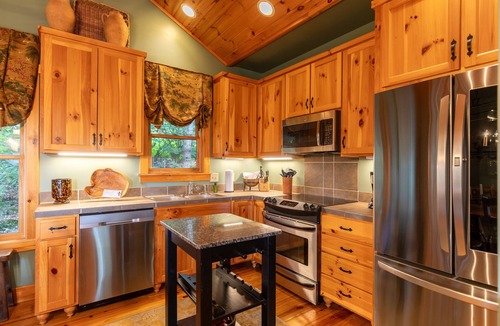 Blowing Rock House | Altitudes Attitude - Upscale Cabin with Hot Tub, 3 Minutes to Downtown Blowing Rock