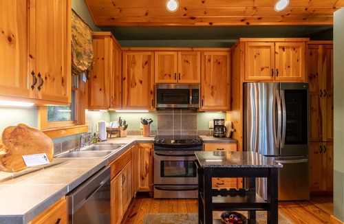 Blowing Rock House | Altitudes Attitude - Upscale Cabin with Hot Tub, 3 Minutes to Downtown Blowing Rock