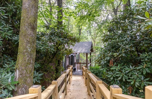 Blowing Rock House | Altitudes Attitude - Upscale Cabin with Hot Tub, 3 Minutes to Downtown Blowing Rock
