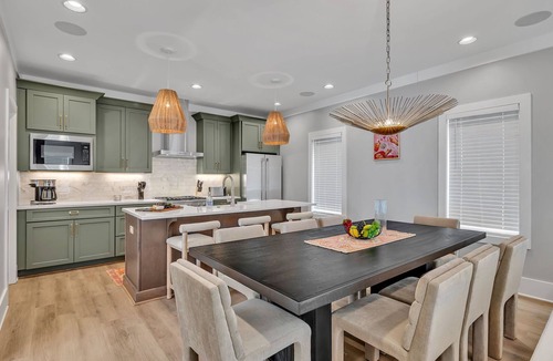 Berry Hill Cottage | Alto-private Rooftop Deck-8 Mins to Broadway