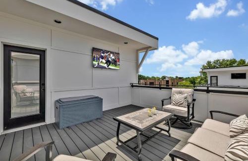 Berry Hill House | Alto-Private Rooftop Deck-8 Mins to Broadway