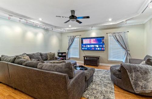 Terry Sanford House | Amazing Home w/Huge Pool, Game Tables, Movie room, and More!