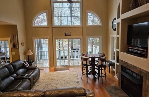 Littleton House | Amazing House with Beautiful Deep Water, Firepit, Kayaks, High Speed Wifi, Games