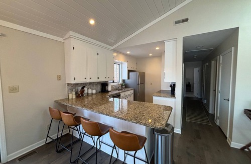 Wise House | Amazing LAKEFRONT Main Lake 5BR/3.5BA House. Quiet Cove, Close to Everything.